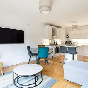 Centre Luxurious Free Parking Apartment